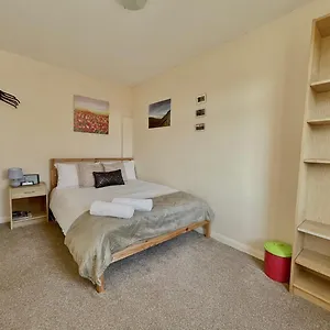  Guest house Guestready-close To Leeds City, Spacious, Sleeps 6 United Kingdom